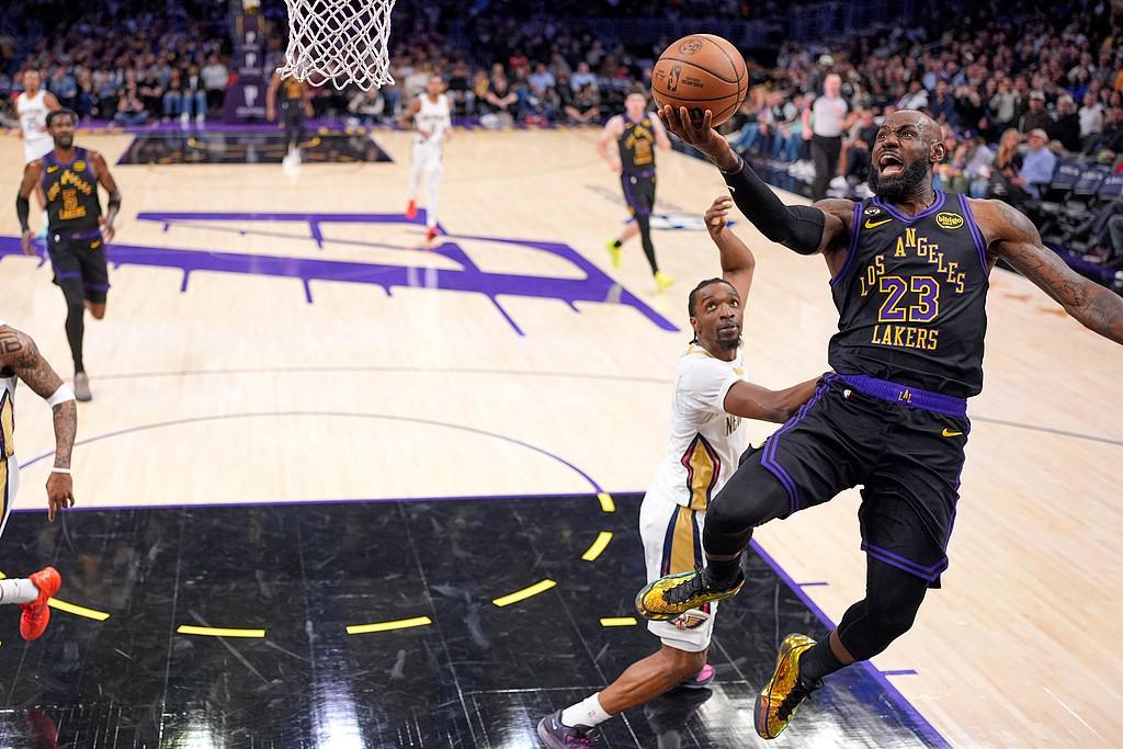 爱奇艺体育平台-两分球全中，詹姆斯12投8中拿下21分7板7助，正负值+3